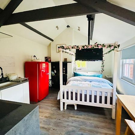 Tiny Romantic Retreat With Hot Tub On A Country Estate Near Cardigan Bay In Eryri Snowdonia Лланбедр Екстер'єр фото