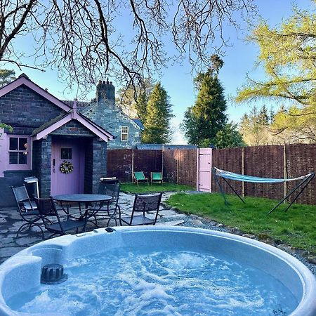 Tiny Romantic Retreat With Hot Tub On A Country Estate Near Cardigan Bay In Eryri Snowdonia Лланбедр Екстер'єр фото