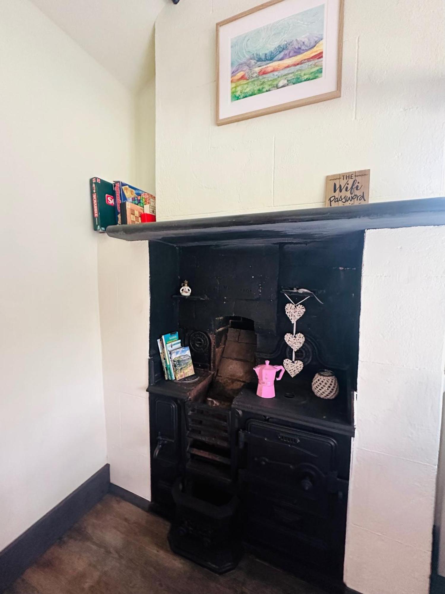 Tiny Romantic Retreat With Hot Tub On A Country Estate Near Cardigan Bay In Eryri Snowdonia Лланбедр Екстер'єр фото
