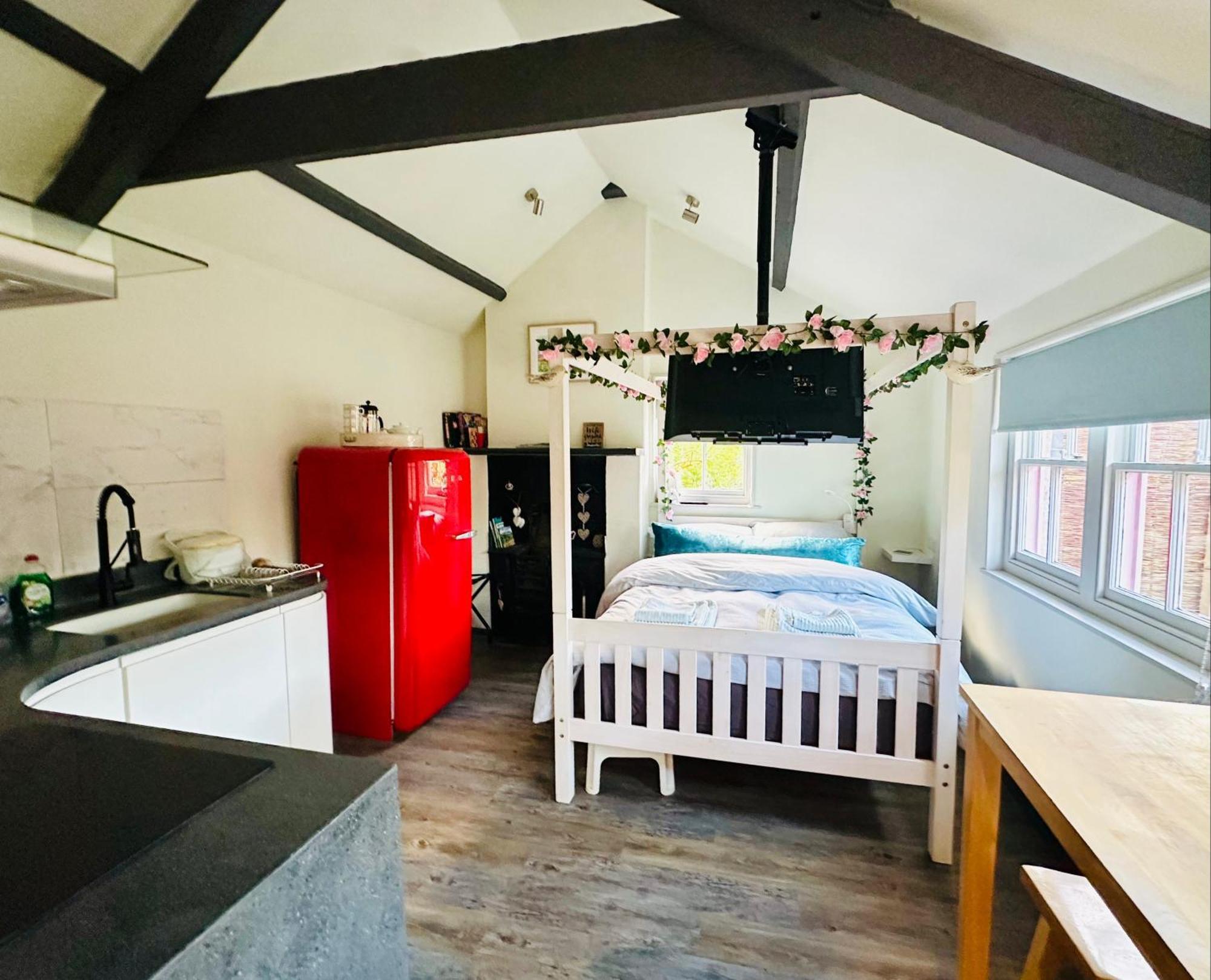 Tiny Romantic Retreat With Hot Tub On A Country Estate Near Cardigan Bay In Eryri Snowdonia Лланбедр Екстер'єр фото