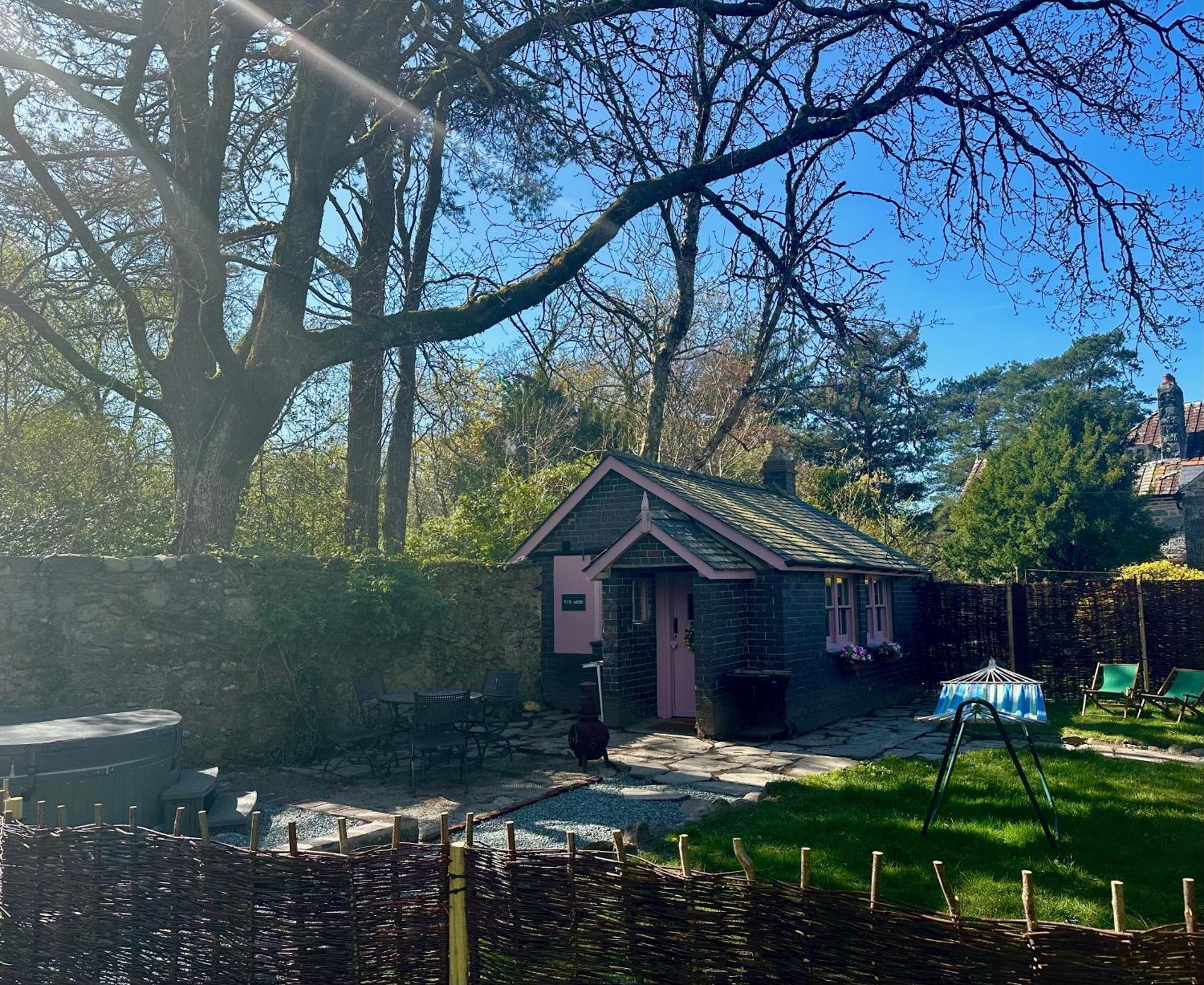 Tiny Romantic Retreat With Hot Tub On A Country Estate Near Cardigan Bay In Eryri Snowdonia Лланбедр Екстер'єр фото