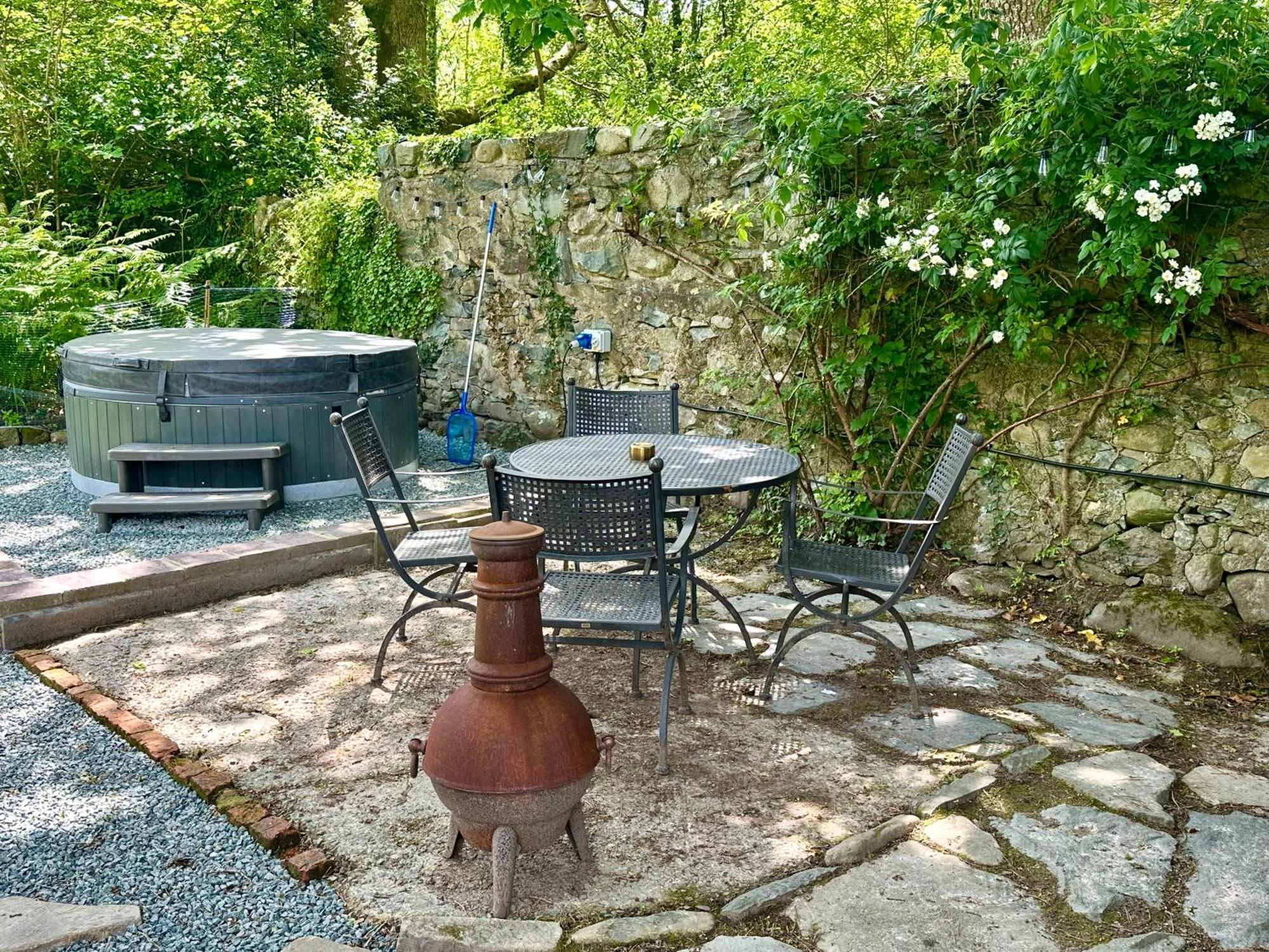 Tiny Romantic Retreat With Hot Tub On A Country Estate Near Cardigan Bay In Eryri Snowdonia Лланбедр Екстер'єр фото